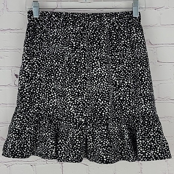 Shein black w/ white pebble print skirt. Elasticized waist w/ tie. Size Medium - Picture 4 of 6